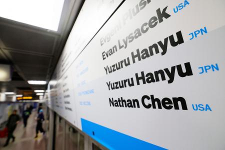 　地下鉄駅構内に掲げられた五輪金メダリストのリスト。フィギュアスケート男子の羽生結弦さんの名前も見られた＝２３日、ミラノ（共同）