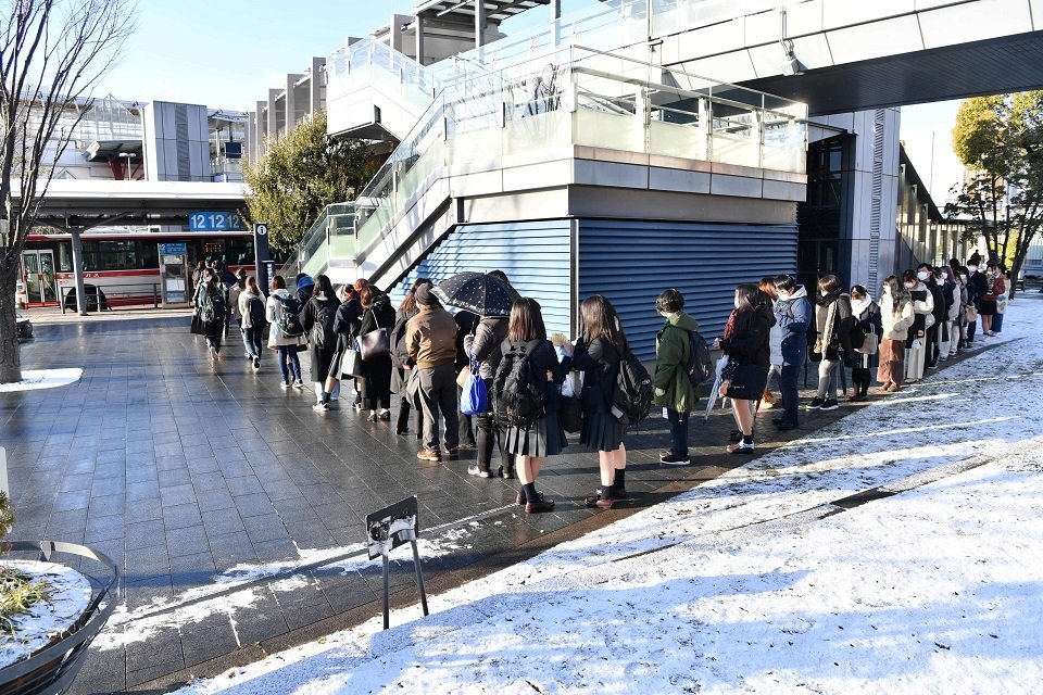 長い列をつくってバスを待つ人たち＝２５日午前８時２６分、岐阜市橋本町、ＪＲ岐阜駅前