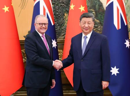 　オーストラリアのアルバニージー首相（左）と握手する中国の習近平国家主席＝１５日、北京の人民大会堂（新華社＝共同）