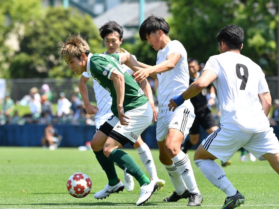 ＦＣ岐阜×新潟医療福祉大＝前半、相手を背負いながらボールを保持するＦＣ岐阜のＦＷ田口＝長良川球技メドウ
