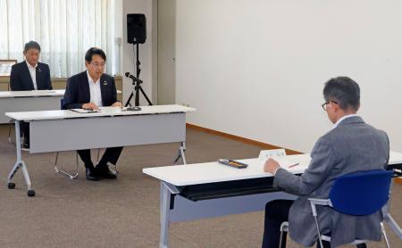 　毎年５０億円前後を拠出する新たな仕組みについて、福井県の中村保博副知事（右）に報告する関電の水田仁原子力事業本部長（中央）＝２５日午後、福井県庁
