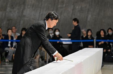 　東京カテドラル聖マリア大聖堂で営まれたローマ教皇の追悼ミサで献花される秋篠宮さま＝２７日午後、東京都文京区（代表撮影）