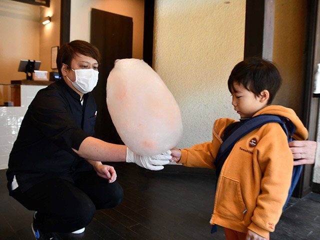 国内最高品質のザラメを使った綿菓子＝同