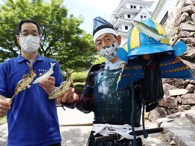 共同制作したかぶとを披露する山田良幸さん（右）と小保木悟さん＝郡上市八幡町、郡上八幡城