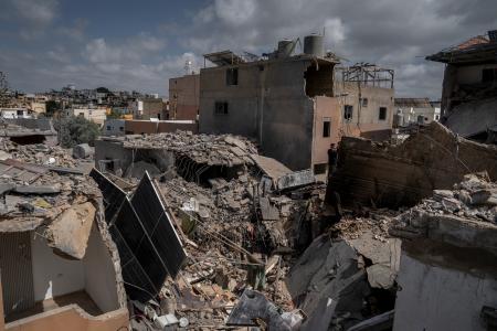 　２６日、レバノン南部スールで、イスラエルの空爆により破壊された町並み（ゲッティ＝共同）