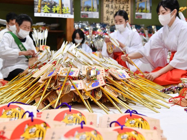 神職やみこらの手で絵馬などが飾り付けられた破魔矢＝３日午前１０時４３分、岐阜市金町、金神社