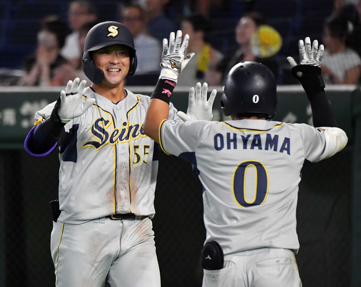 王子×西濃運輸＝９回表西濃運輸１死一塁、前野が勝ち越しとなる左越えの２点本塁打を放ち、笑顔でハイタッチ＝東京ドーム（撮影・山田雄大）