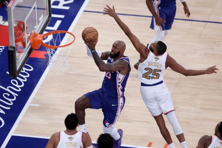　ＮＢＡ開幕戦のニックス戦で、得点を狙う７６ｅｒｓのジェームズ（左）＝ニューヨーク（ゲッティ＝共同）