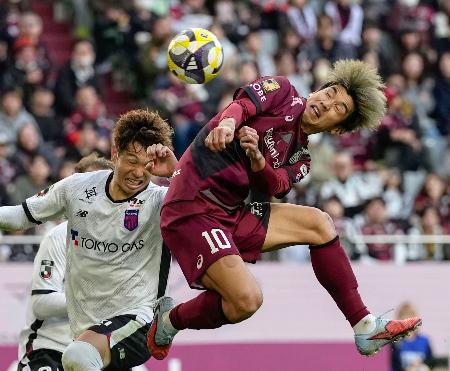 　神戸―ＦＣ東京　後半、ゴールを狙う神戸・大迫（右）＝ノエスタ