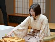 　将棋の第６期白玲戦７番勝負の第５局で福間香奈女流四冠と対局する西山朋佳白玲＝１０日午前、金沢市