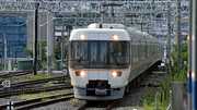 現行の３８３系特急「しなの」＝２０２２年７月、長野県松本市内