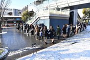 長い列をつくってバスを待つ人たち＝２５日午前８時２６分、岐阜市橋本町、ＪＲ岐阜駅前