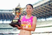 　女子８００メートルで１分５９秒５２の日本新記録をマークして優勝した久保凜＝国立競技場