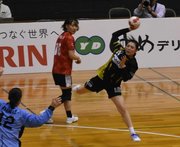 飛騨高山ブラックブルズ岐阜×イズミ＝後半、サイドシュートを狙う飛騨高山ブラックブルズ岐阜の高橋＝マエダハウジング東区ＳＣ