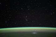 　油井亀美也宇宙飛行士がＸに投稿したレモン彗星（中央）の写真