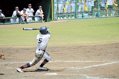 中津商×大垣東＝５回裏中津商１死満塁、走者一掃の二塁打を放つ早川＝大垣北公園