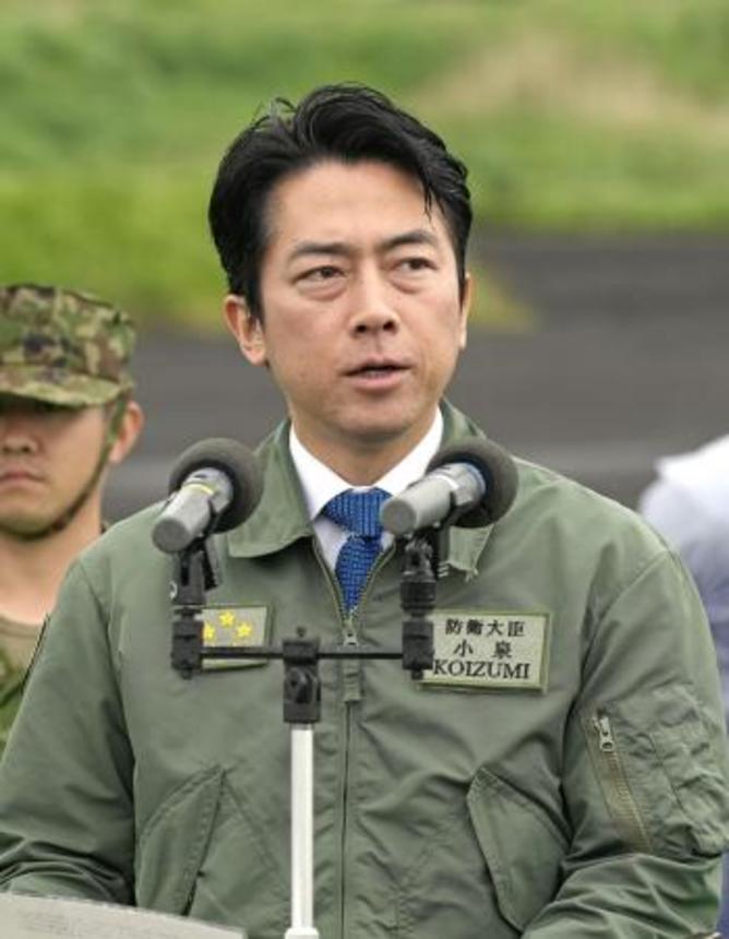 　「富士総合火力演習」開始前に訓示する小泉防衛相＝７日、静岡県の東富士演習場
