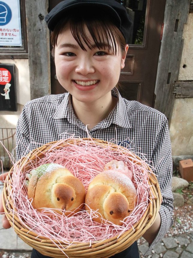 ウクライナ支援のために販売されている「幸せを運ぶ鳥パン」＝垂井町宮代、グルマンヴィタル垂井本店