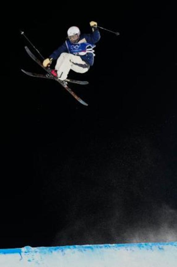 　女子ビッグエア予選　ジャンプする古賀結那。この後転倒した＝リビーニョ（共同）