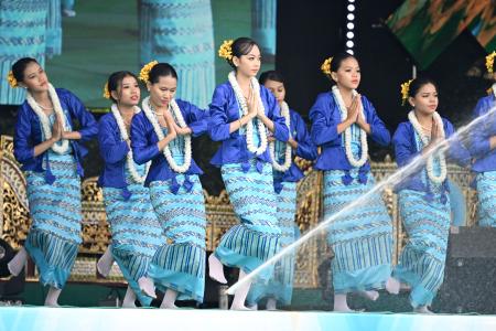 　１４日、ミャンマー最大都市ヤンゴンの市庁舎前で披露された、仏教の正月「ティンジャン」を祝う伝統的な踊り（共同）