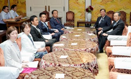 　与野党党首会談に臨む石破首相（右から２人目）、立憲民主党の野田代表（同３人目）ら＝１９日午後、国会