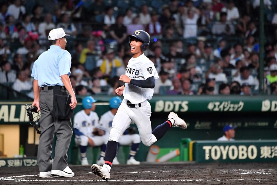 中京×霞ケ浦＝１回裏中京２死一、二塁、敵失の間に二走河原が先制のホームを踏む＝甲子園