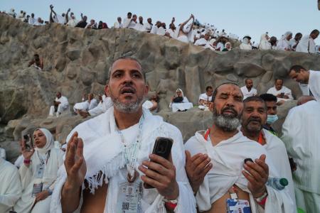 　サウジアラビア西部メッカ郊外のアラファト山で祈りをささげる巡礼者ら＝５日（ＡＰ＝共同）