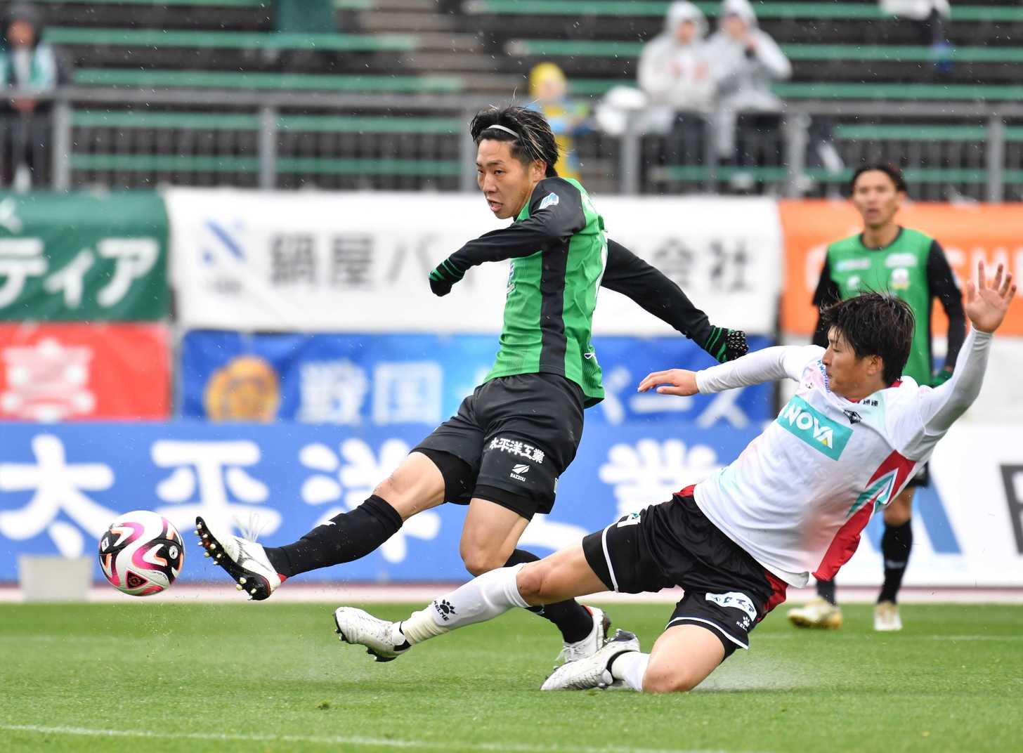 ＦＣ岐阜×岩手＝後半、シュートを放つＦＣ岐阜のＦＷ田口＝長良川競技場