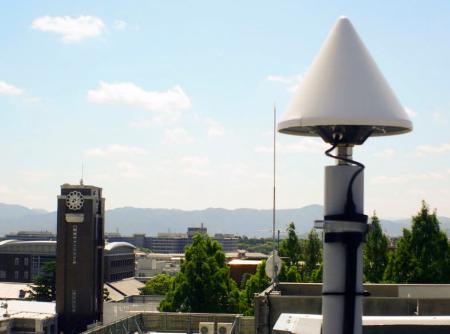 　京都大吉田キャンパスに設置されている地震の「前兆現象」を観測する機器のアンテナ（右）＝京都市左京区（梅野健京大教授提供）