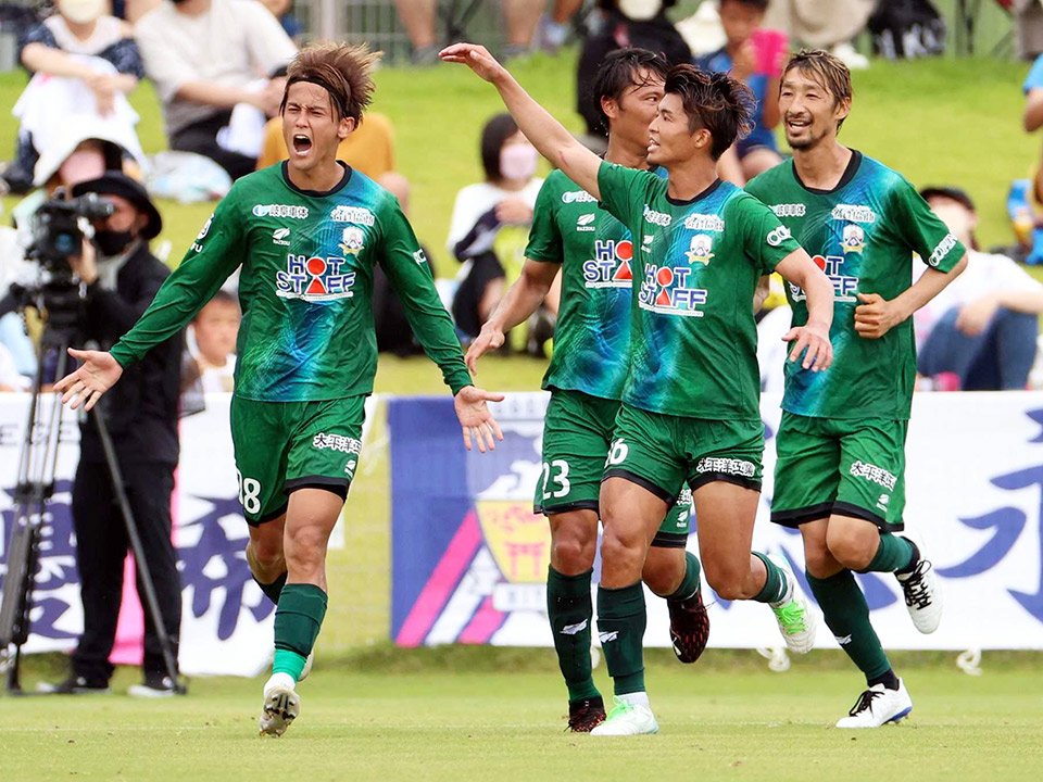 宮崎×ＦＣ岐阜＝前半ロスタイム、同点ゴールを決めて喜ぶＦＣ岐阜の藤岡（左端）＝ユニリーバスタジアム新富