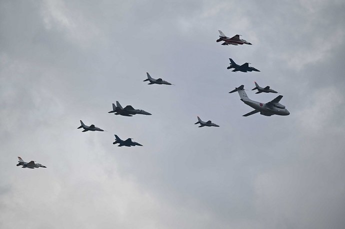 デルタ隊形の異機種大編隊