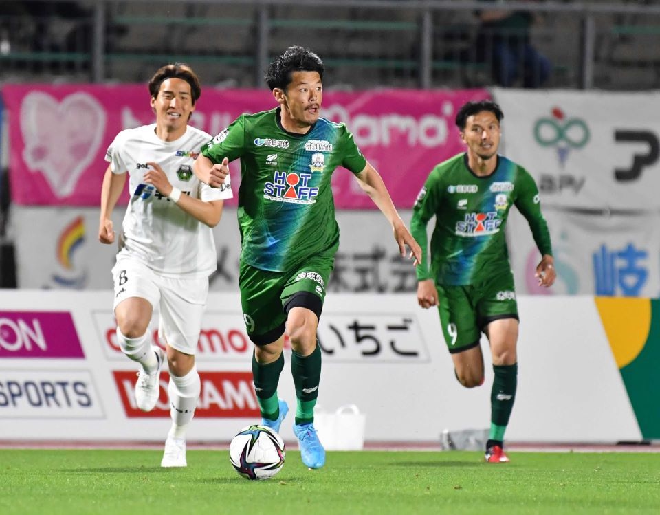 ＦＣ岐阜×相模原＝後半、ドリブルで攻め上がるＦＣ岐阜のＭＦ畑＝長良川競技場