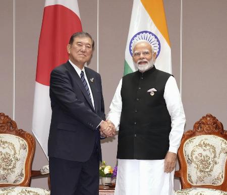 　インドのモディ首相（右）と握手する石破首相＝昨年１０月、ラオス・ビエンチャン