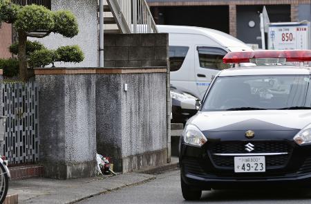 　遺体が見つかった住宅（左）＝３日、川崎市川崎区