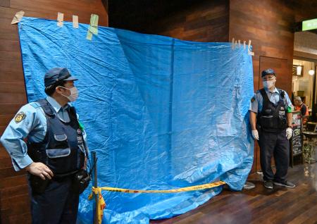 　「人が刺された」と通報があった大阪・梅田の地下街を警戒する警察官＝１７日午後２時１５分