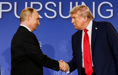 　首脳会談後の記者会見で握手を交わすトランプ米大統領（右）とロシアのプーチン大統領＝２０２５年８月、米アラスカ州アンカレジ（ロイター＝共同）