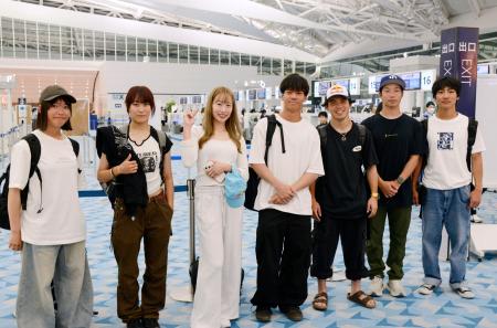 　出発前に撮影に応じるスノーボードの村瀬心椛（左から２人目）、木俣椋真（中央）ら＝４日、羽田空港