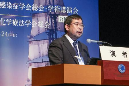 　日本感染症学会の学術集会で講演した忽那賢志・大阪大教授＝２３日午後、東京都千代田区