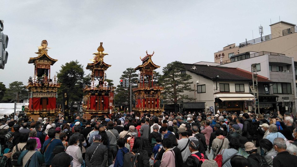 新型コロナ禍前の規模で始まった「春の高山祭」＝高山市
