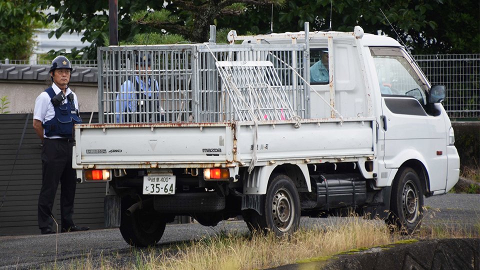 トラックで搬入されるクマ捕獲用の箱わな＝９日午前１０時３９分、揖斐川町上南方