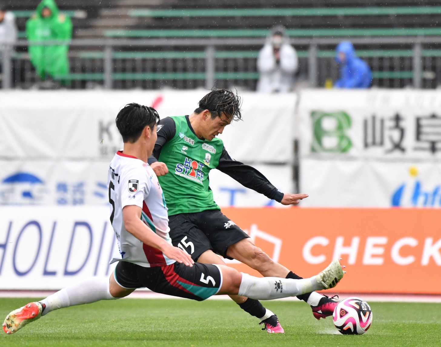 ＦＣ岐阜×いわて＝前半、シュートを放つＦＣ岐阜のＭＦ上野＝長良川競技場