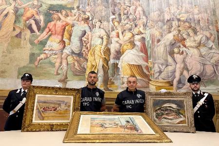 　イタリア捜査当局が取り戻した（左から）セザンヌ、マティス、ルノワールの作品（同当局提供、共同）