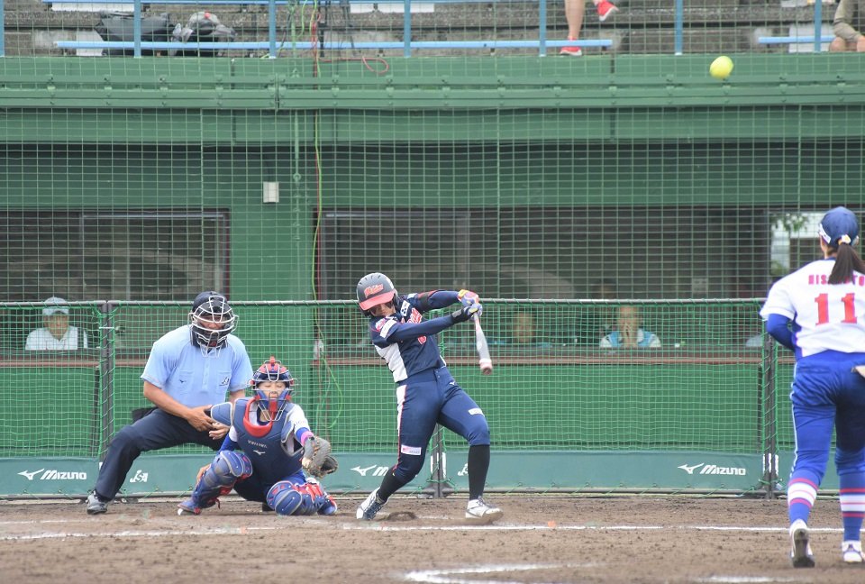 東海理化×大垣ミナモＳＣ＝５回裏大垣ミナモ１死満塁、満塁弾を放つ近本＝大垣北公園