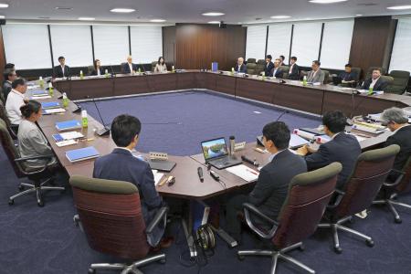 　最低賃金（時給）の２０２５年度改定額の目安を取りまとめた中央最低賃金審議会の小委員会＝４日、厚労省
