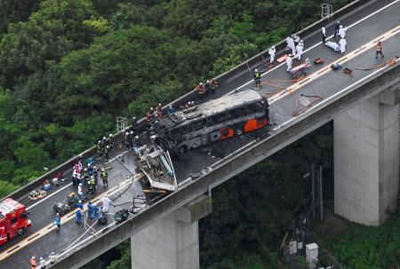 　トラックと高速バスが正面衝突した徳島自動車道の事故現場＝１４日午後３時１１分、徳島県阿波市（共同通信社ヘリから）