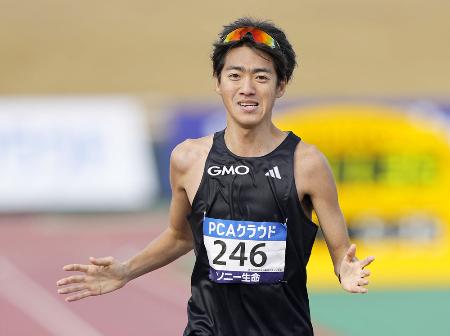 　別府大分毎日マラソンでゴールする村山紘太＝２０２５年２月、ジェイリーススタジアム