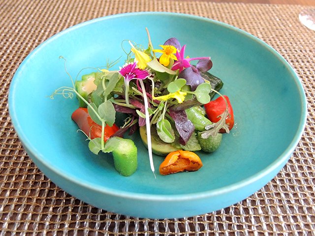 美濃焼の器に花畑のように色とりどりの野菜が盛り付けられた一皿