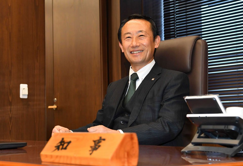 知事執務室の椅子に座り笑顔を見せる江崎禎英知事＝６日午前９時４４分、岐阜市薮田南、岐阜県庁