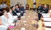 　与野党党首会談に臨む石破首相（右から２人目）、立憲民主党の野田代表（同３人目）ら＝１９日午後、国会