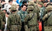 　「富士総合火力演習」の視察で、自衛隊員らに声をかける小泉防衛相（中央）＝７日午後、静岡県の東富士演習場